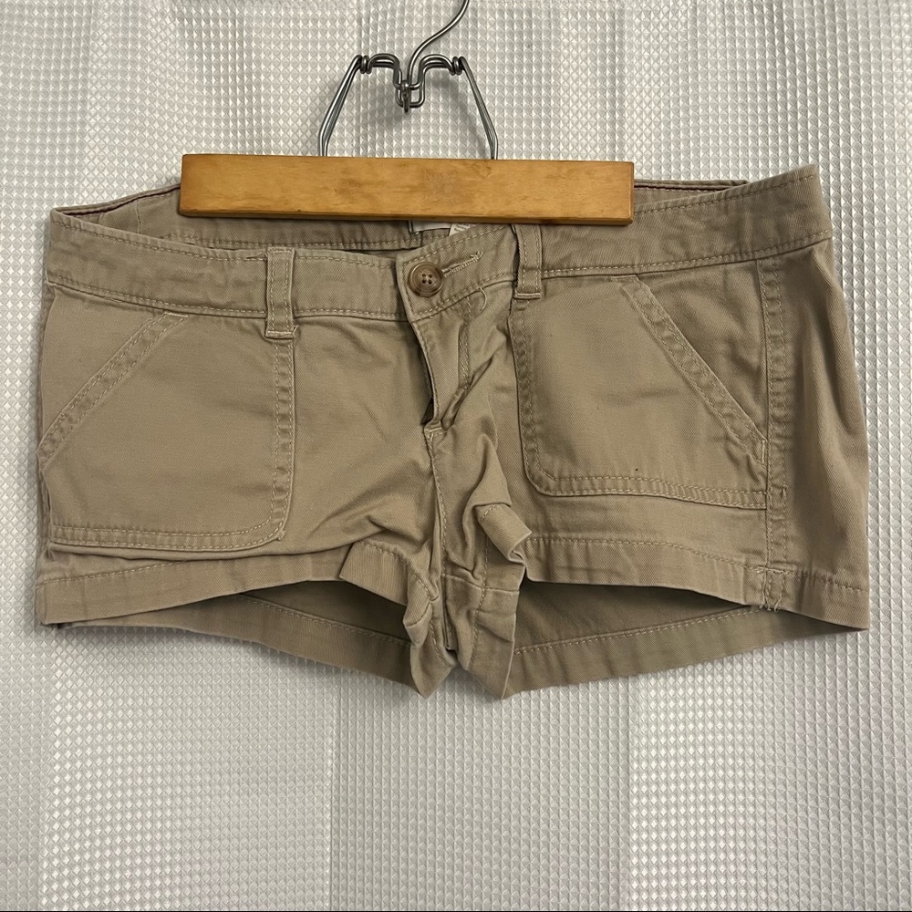 Adorable khaki Hollister shorts